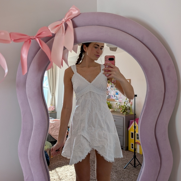 Giocam Dresses & Skirts - Elegant Whimsical White Embroidered Dress Size Large